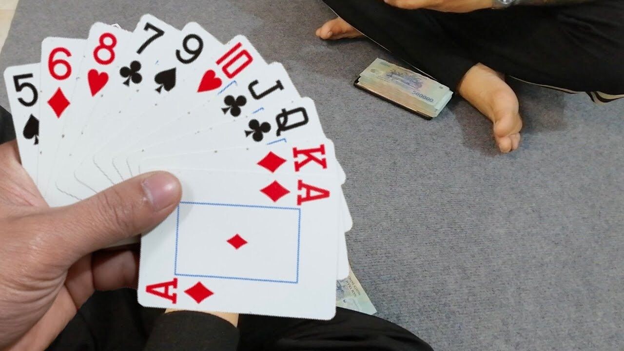 Bạn có thể chơi sâm lốc miễn phí hoặc cược tiền tùy thích 